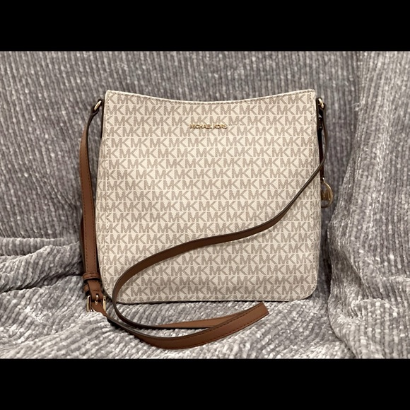 Michael Kors Handbags - ✨LIKE NEW✨ Michael Kors Jet Set crossbody bag